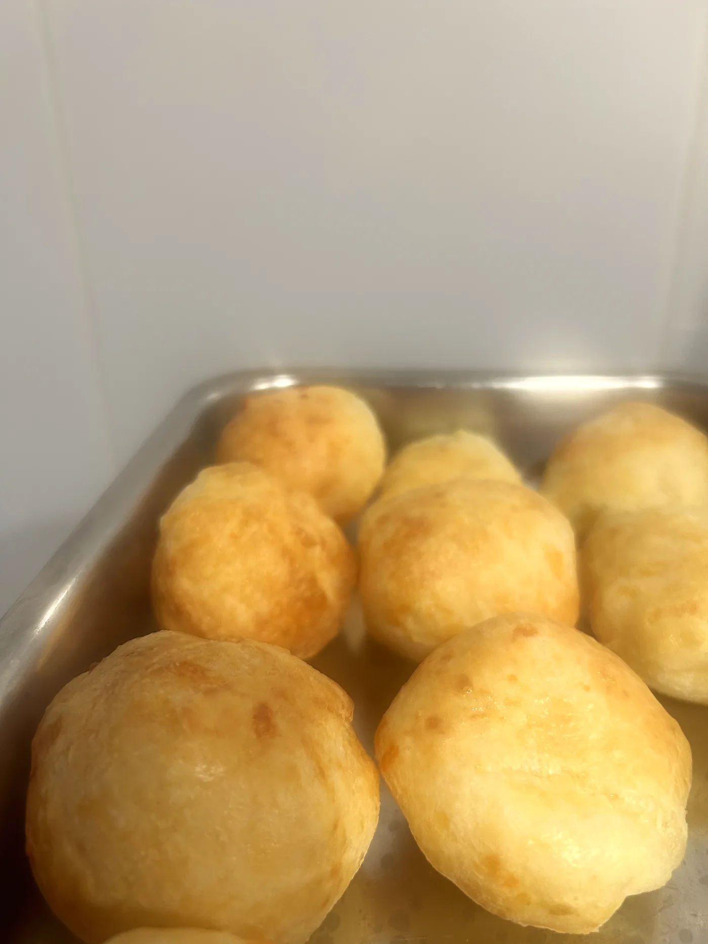 Bandeja de Pão de Queijo dorados recién horneados