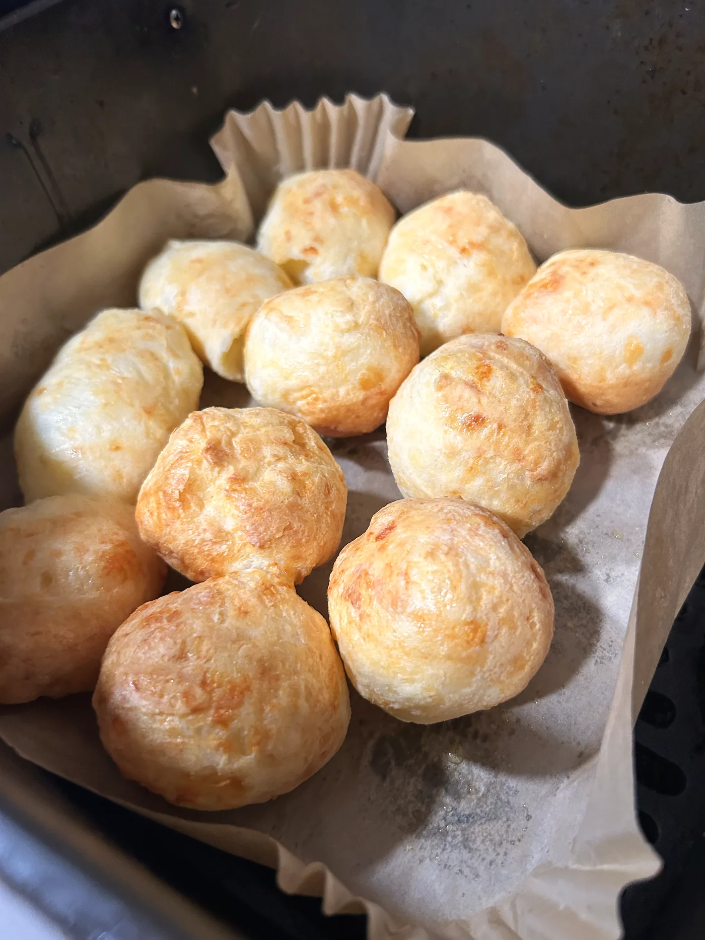 Pão de Queijo recién horneado, dorado y con queso tostado