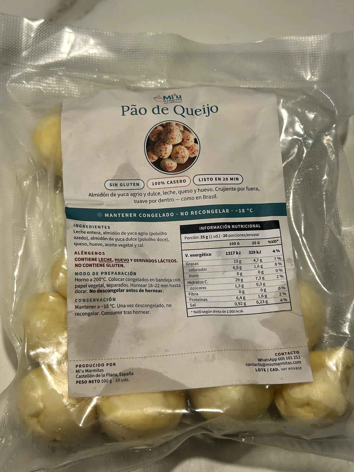 Bolsa de 20 Pão de Queijo congelados sobre encimera de mármol