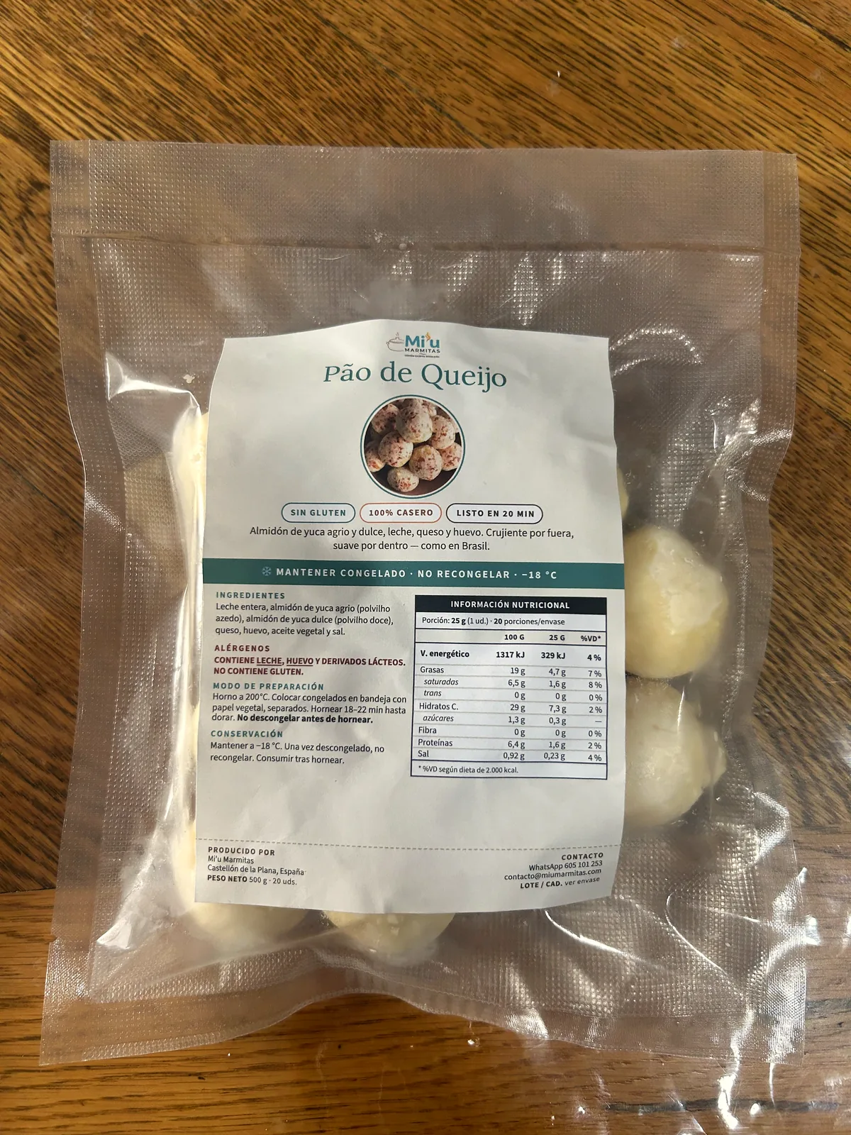 Bolsa de Pão de Queijo Mi'u Marmitas sobre mesa de madera